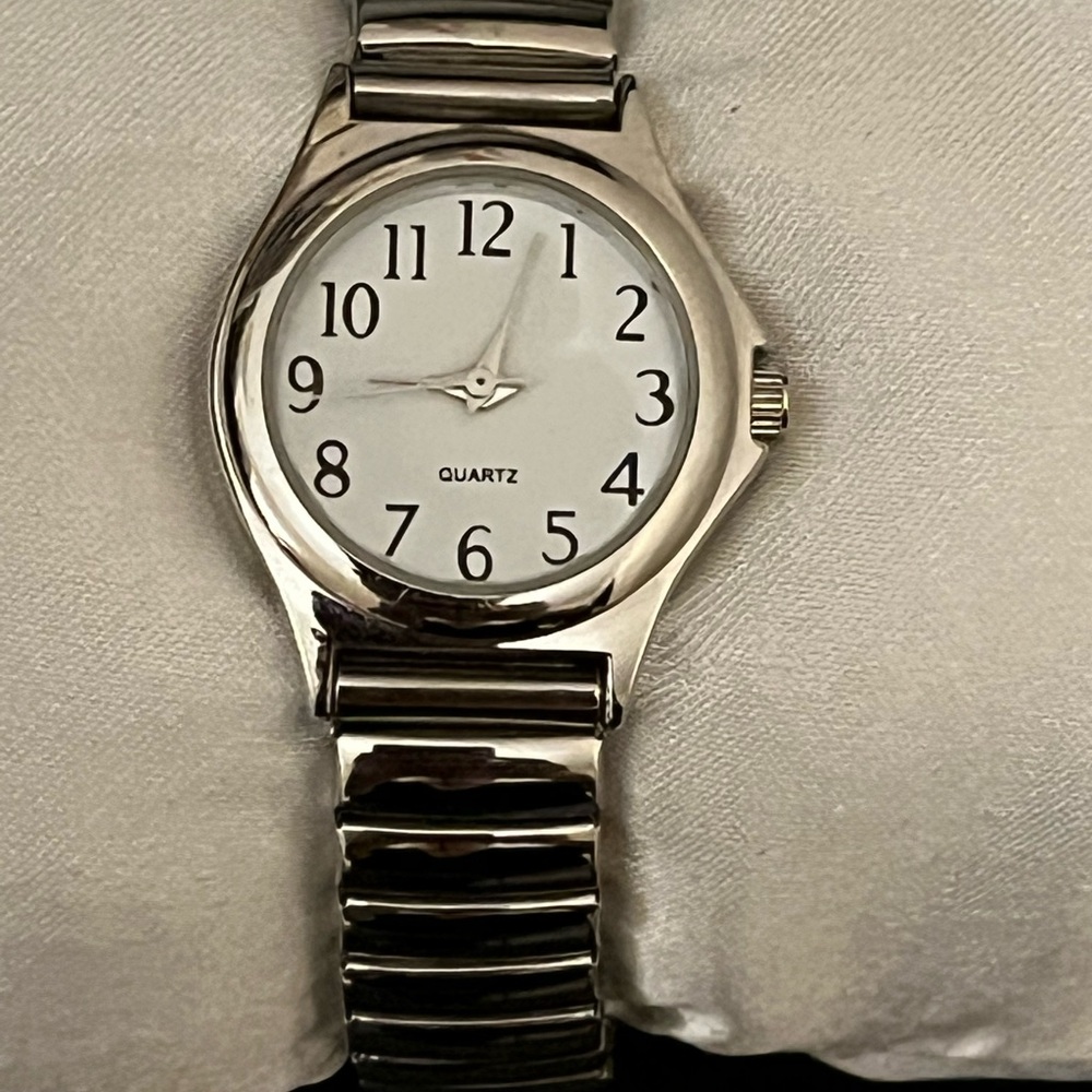 Ladies Silver-Tone Stretch Band Quartz Watch Works Fresh Battery